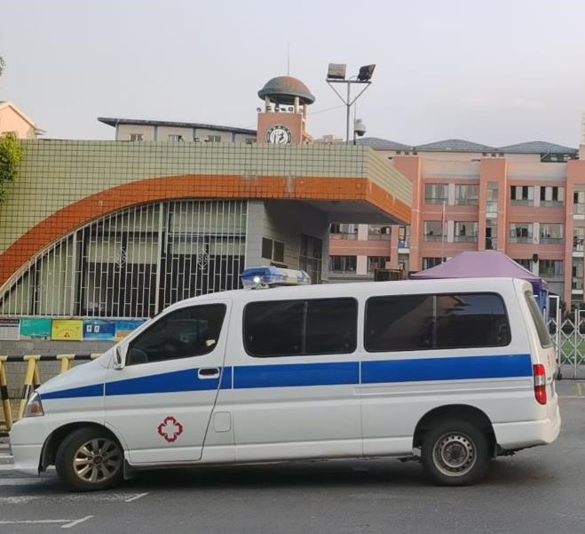 安宁救护车出租护送骨折病人一公里多少钱